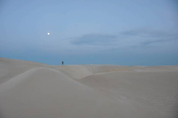Caminhando nas dunas sob a lua cheia (nas dunas de Galos, região de Galinhos - RN)